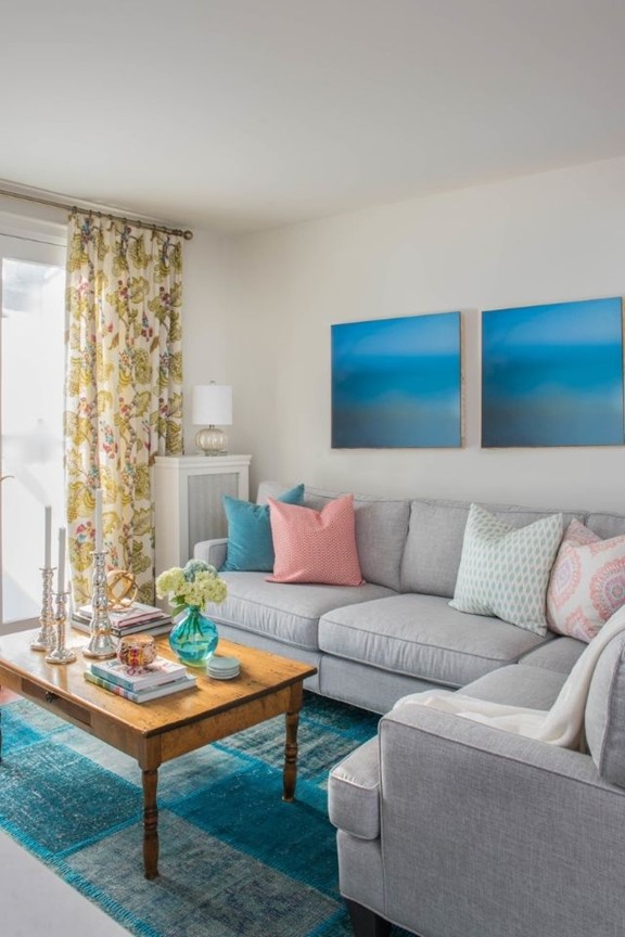 bright accents and rug living room Interior design: Rebecca Hay Photo: Stephani Buchman